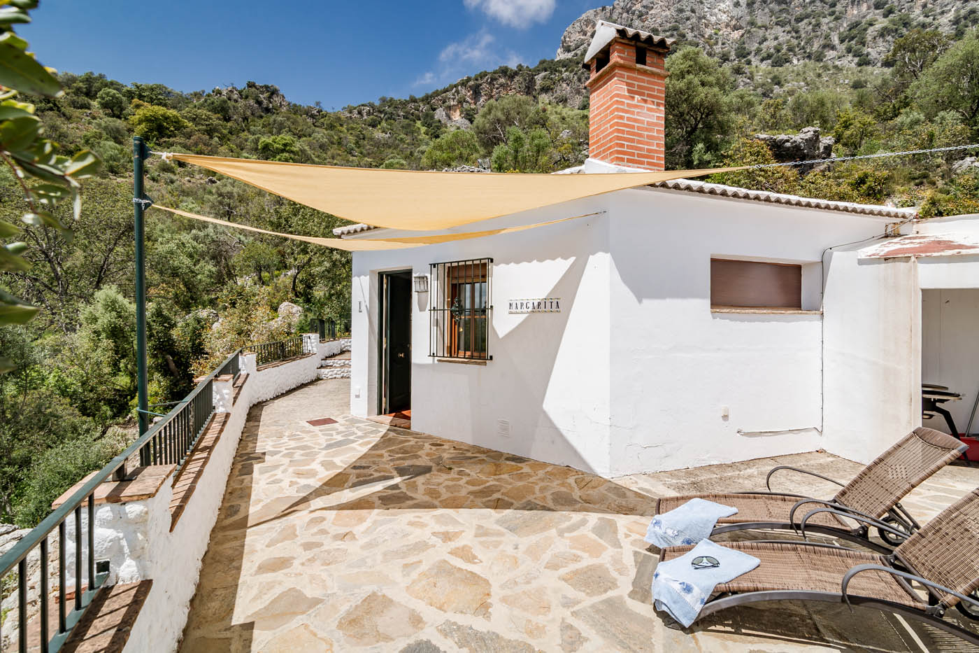 Su amplia terraza da a la piscina 